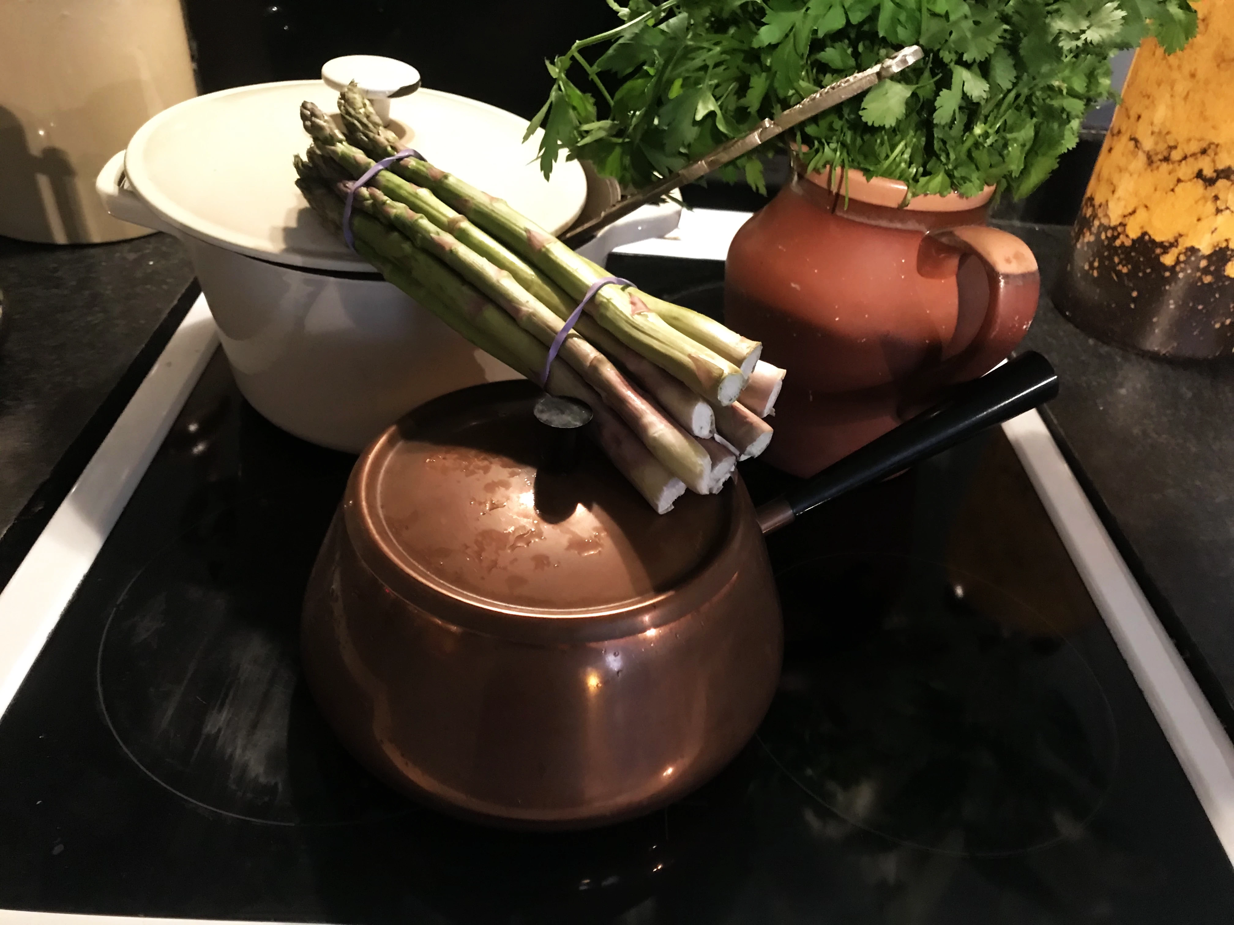 Seasonal salad with tomatoes, peppers, olives and soft cheese